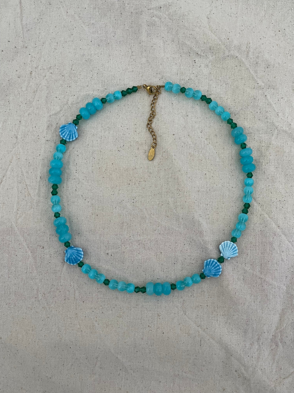 Collier bleu coquillages