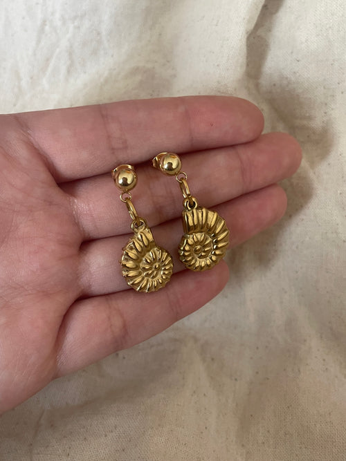 Boucles d’oreilles coquillages dorées