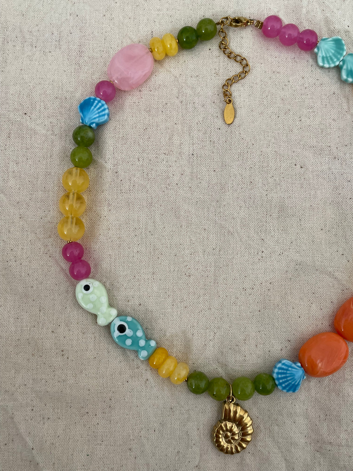 Collier coloré pendentif coquillage escargot doré
