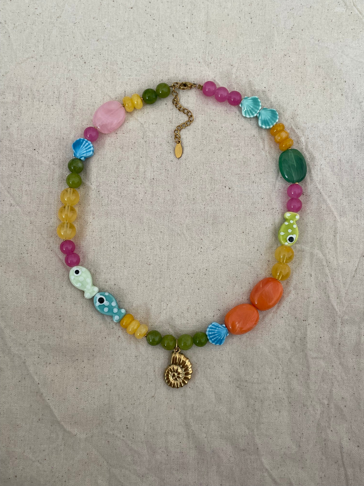 Collier coloré pendentif coquillage escargot doré