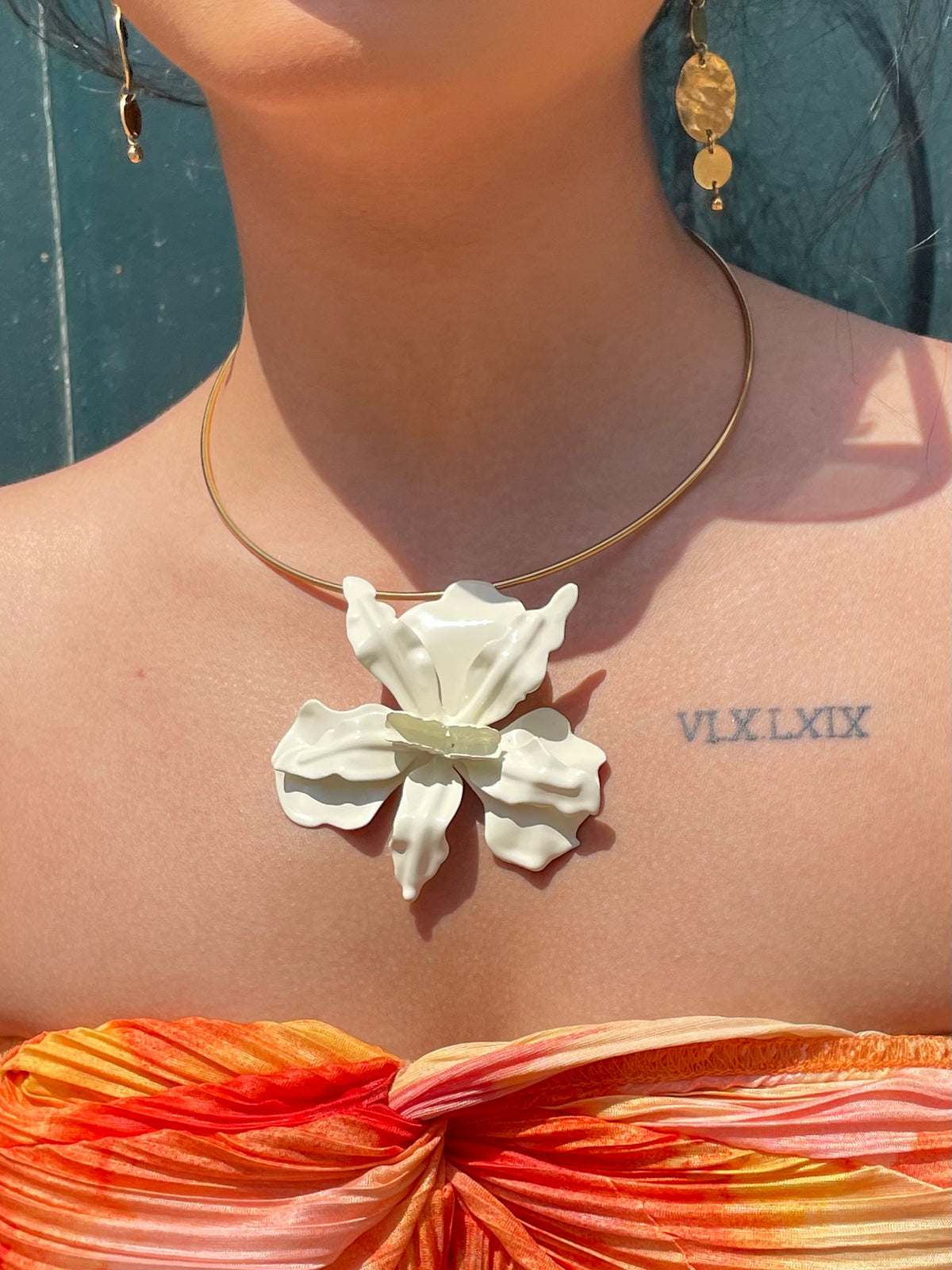 Collier jonc fleur blanche