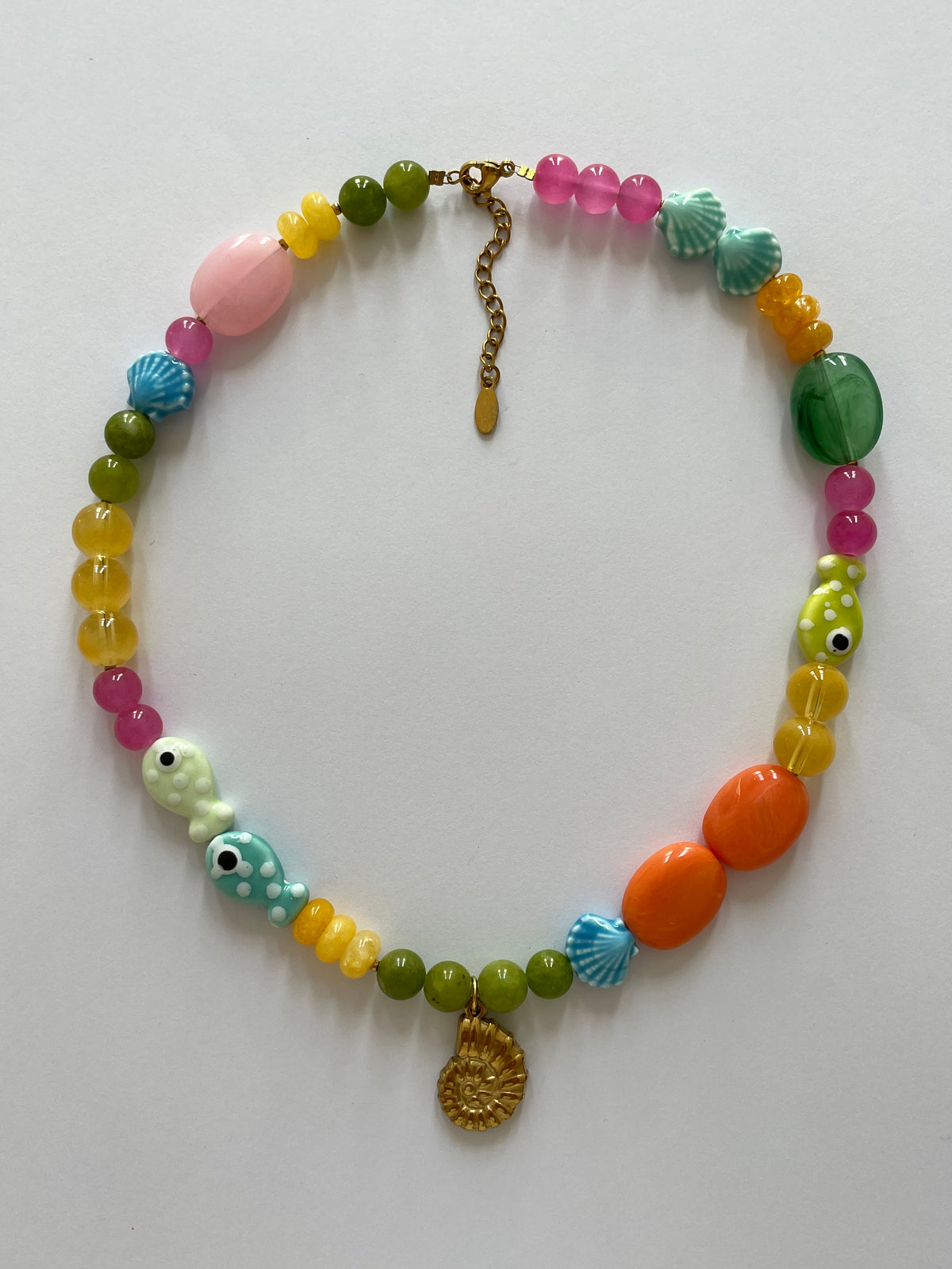 Collier coloré pendentif coquillage escargot doré