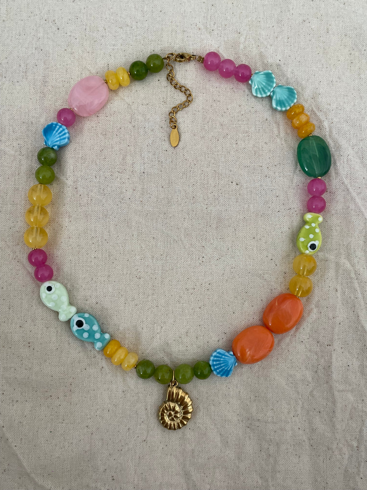 Collier coloré pendentif coquillage escargot doré