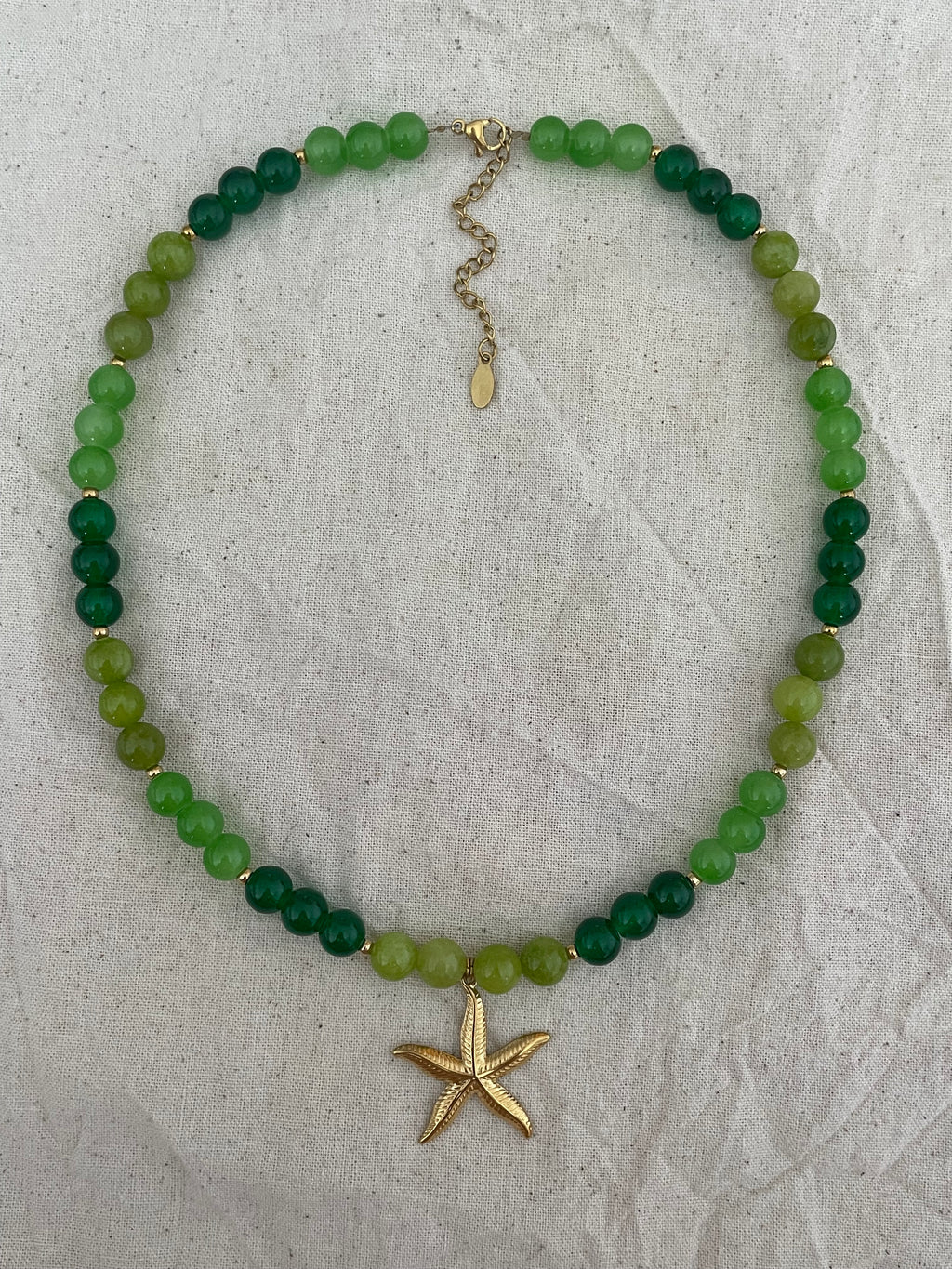 Collier vert pendentif étoile de mer dorée
