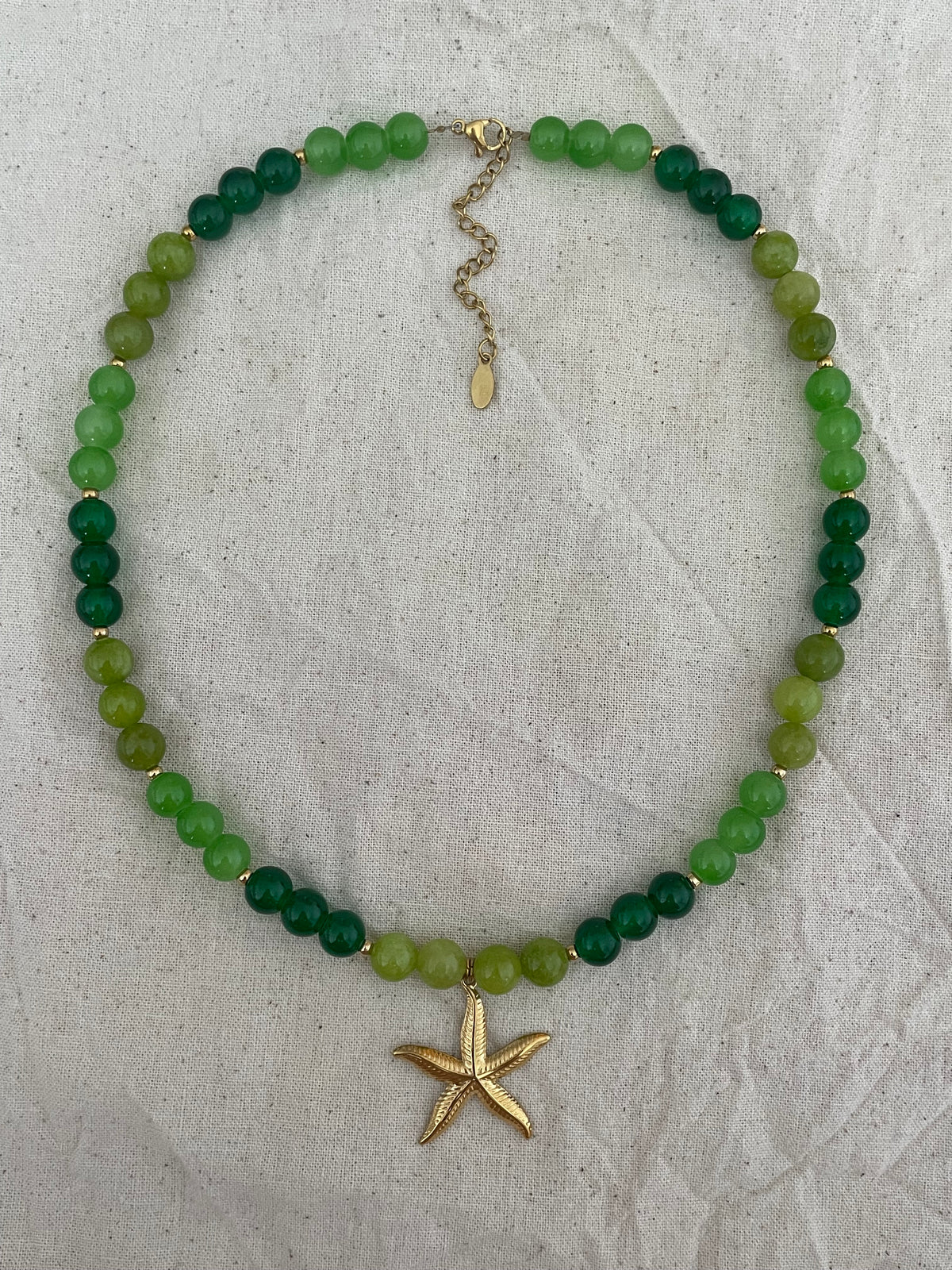 Collier vert pendentif étoile de mer dorée
