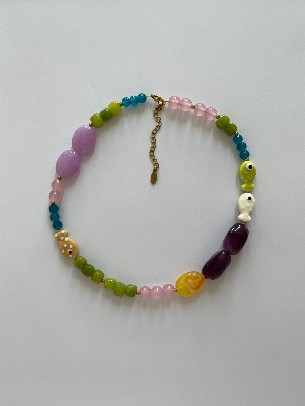 Collier de perles et poissons coloré