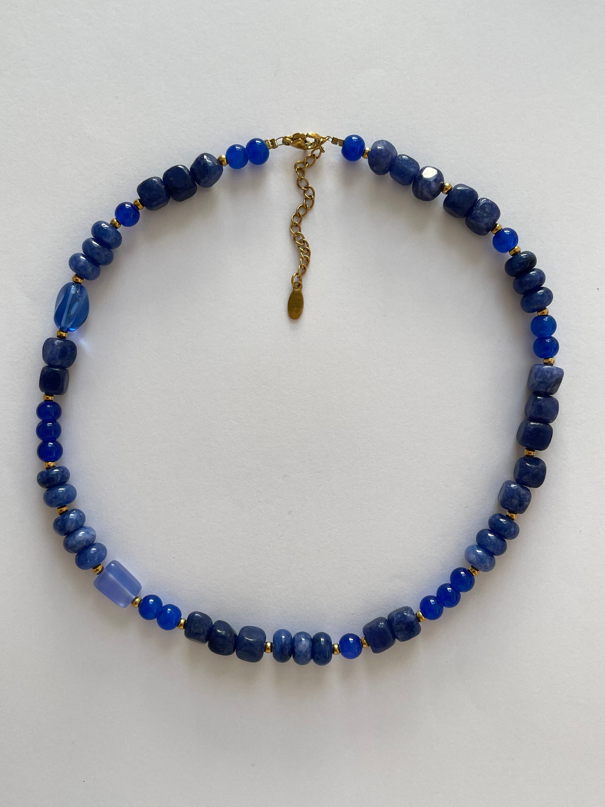 Collier bleu roi
