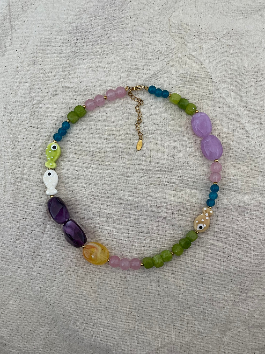 Collier de perles et poissons coloré