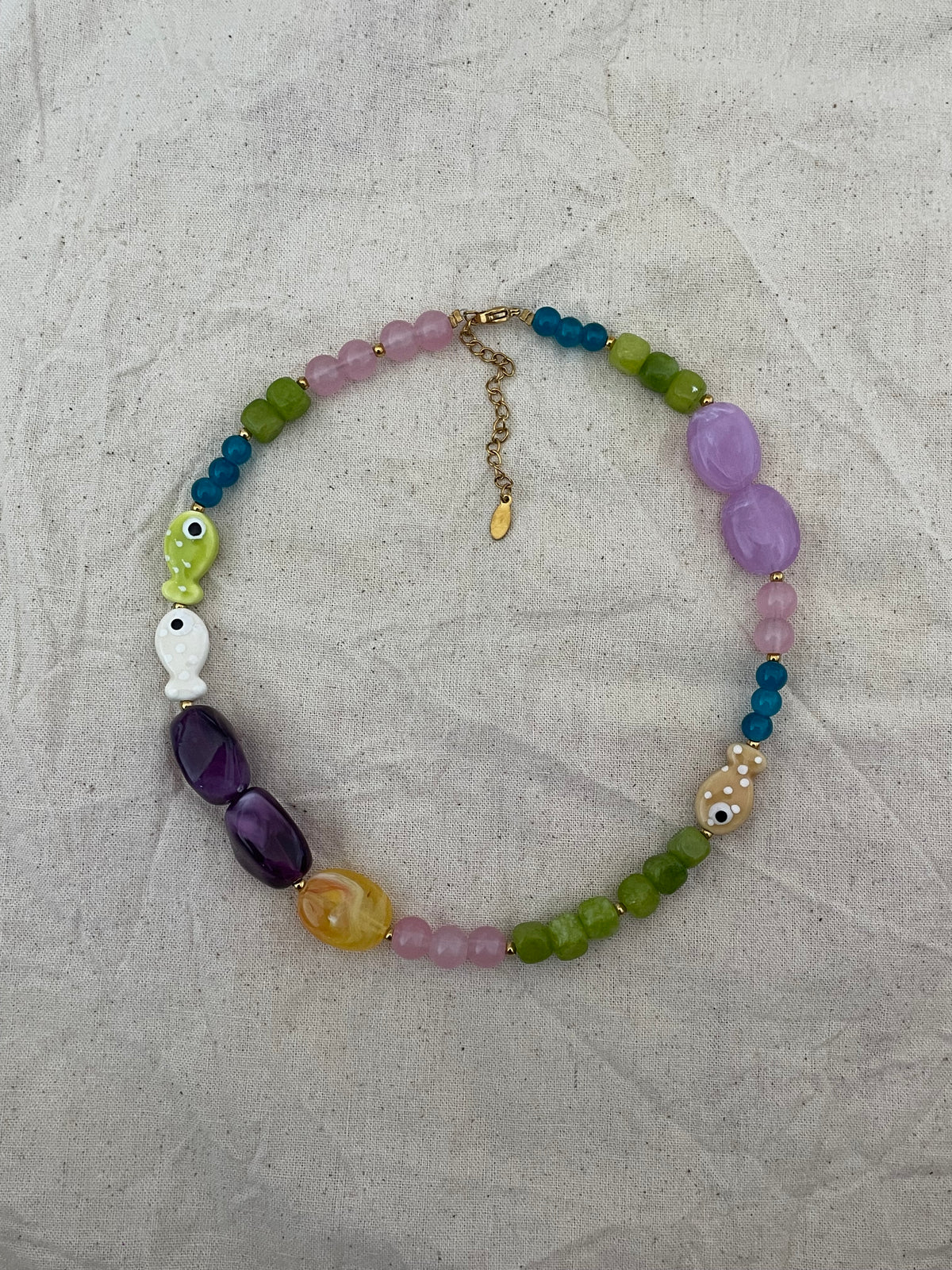 Collier de perles et poissons coloré