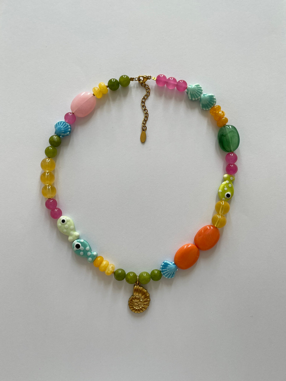 Collier coloré pendentif coquillage escargot doré