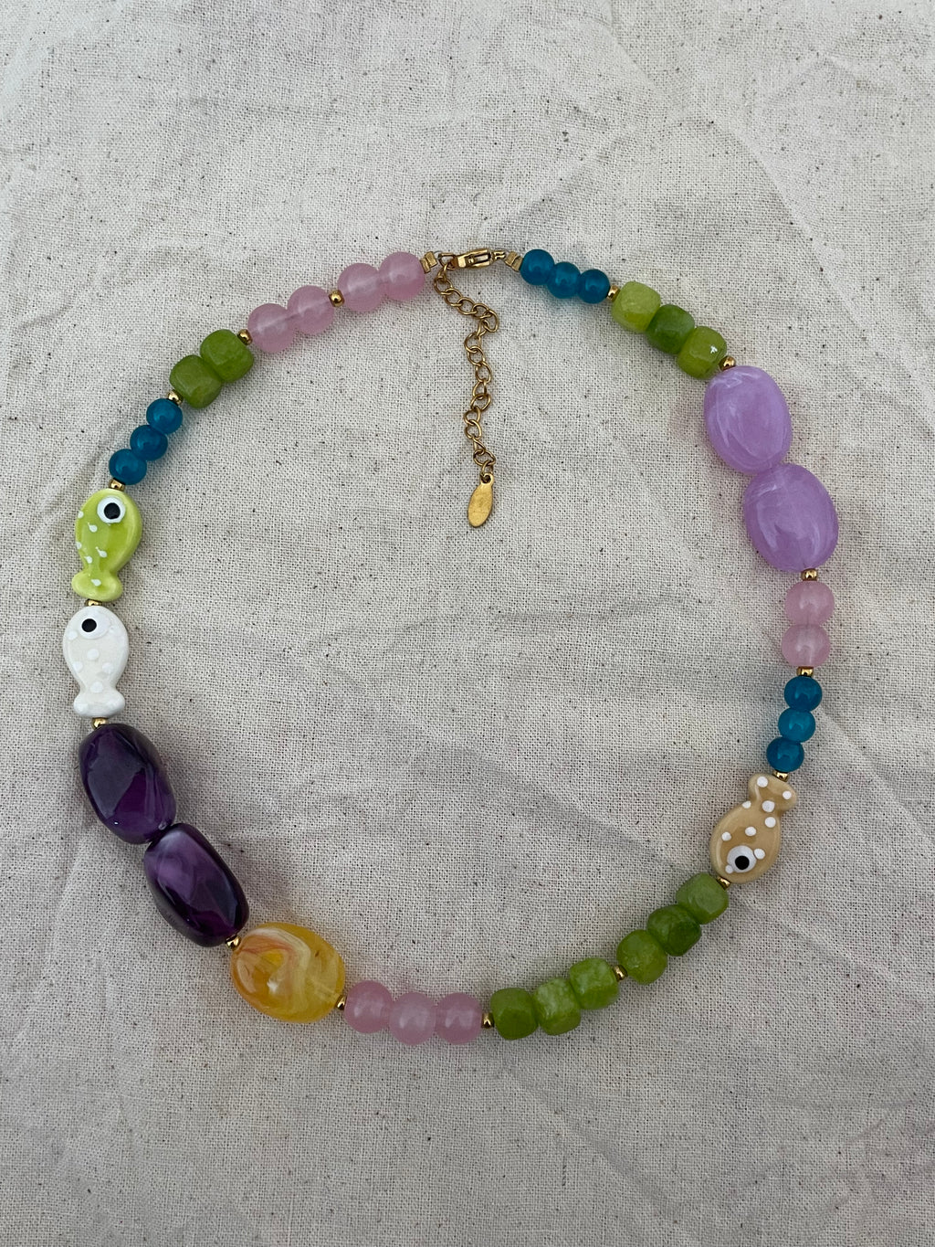 Collier de perles et poissons coloré