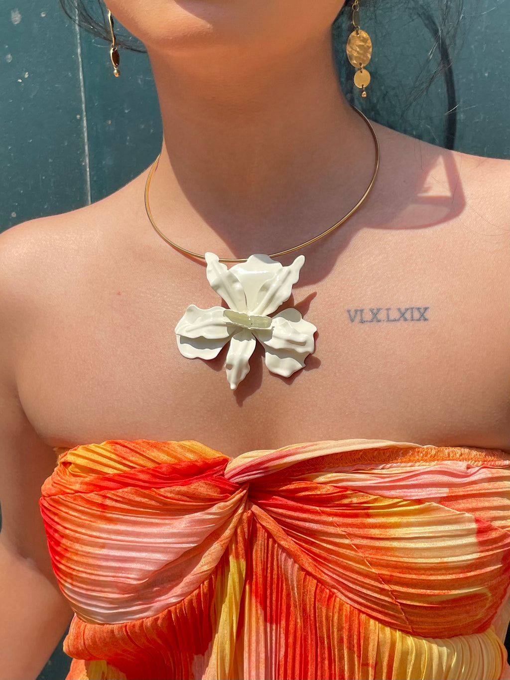 Collier jonc fleur blanche