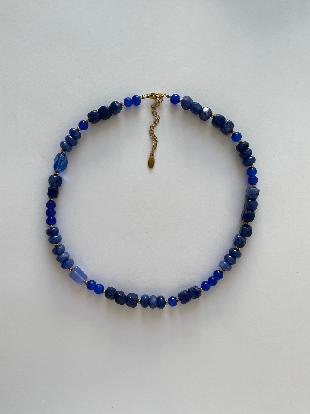 Collier bleu roi