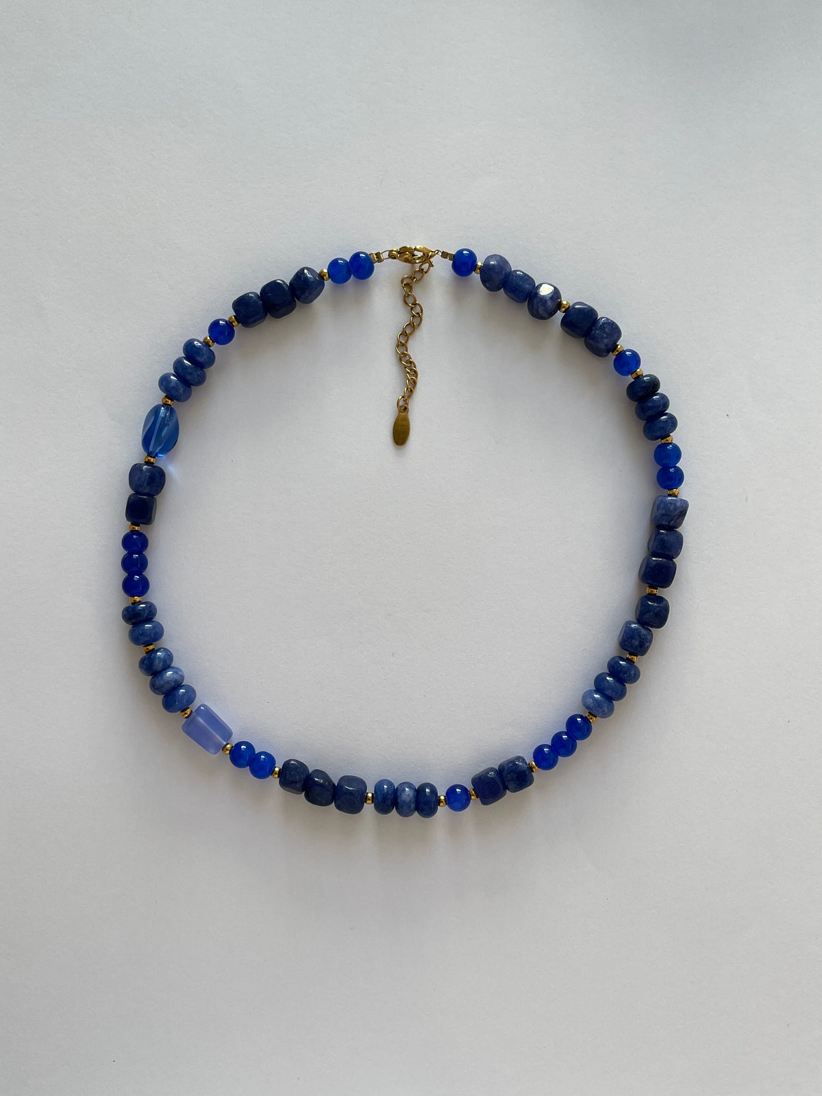 Collier bleu roi