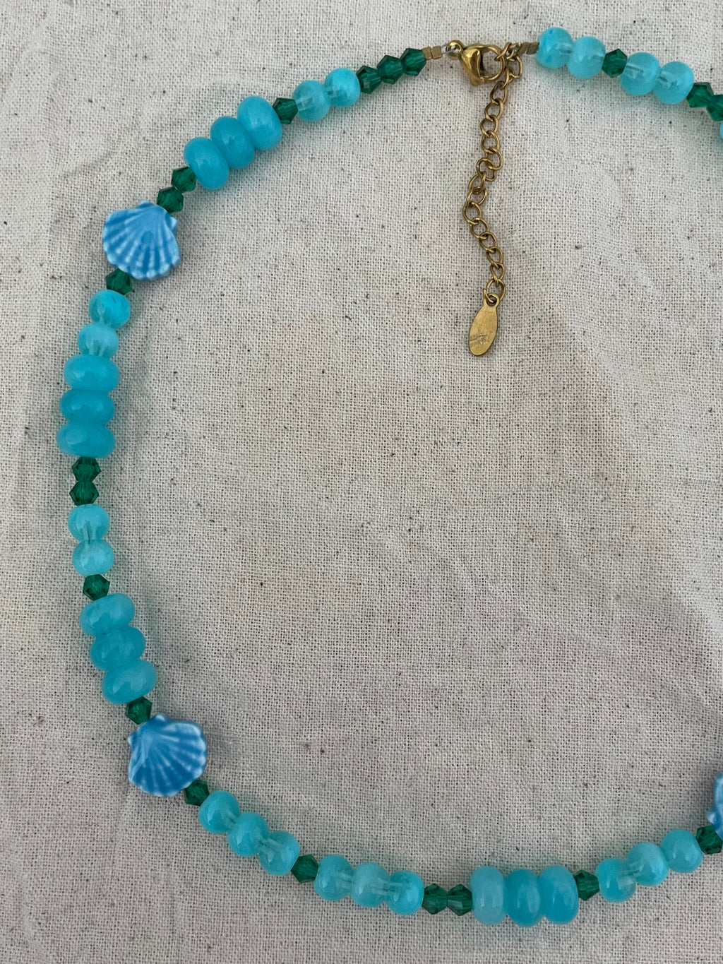 Collier bleu coquillages