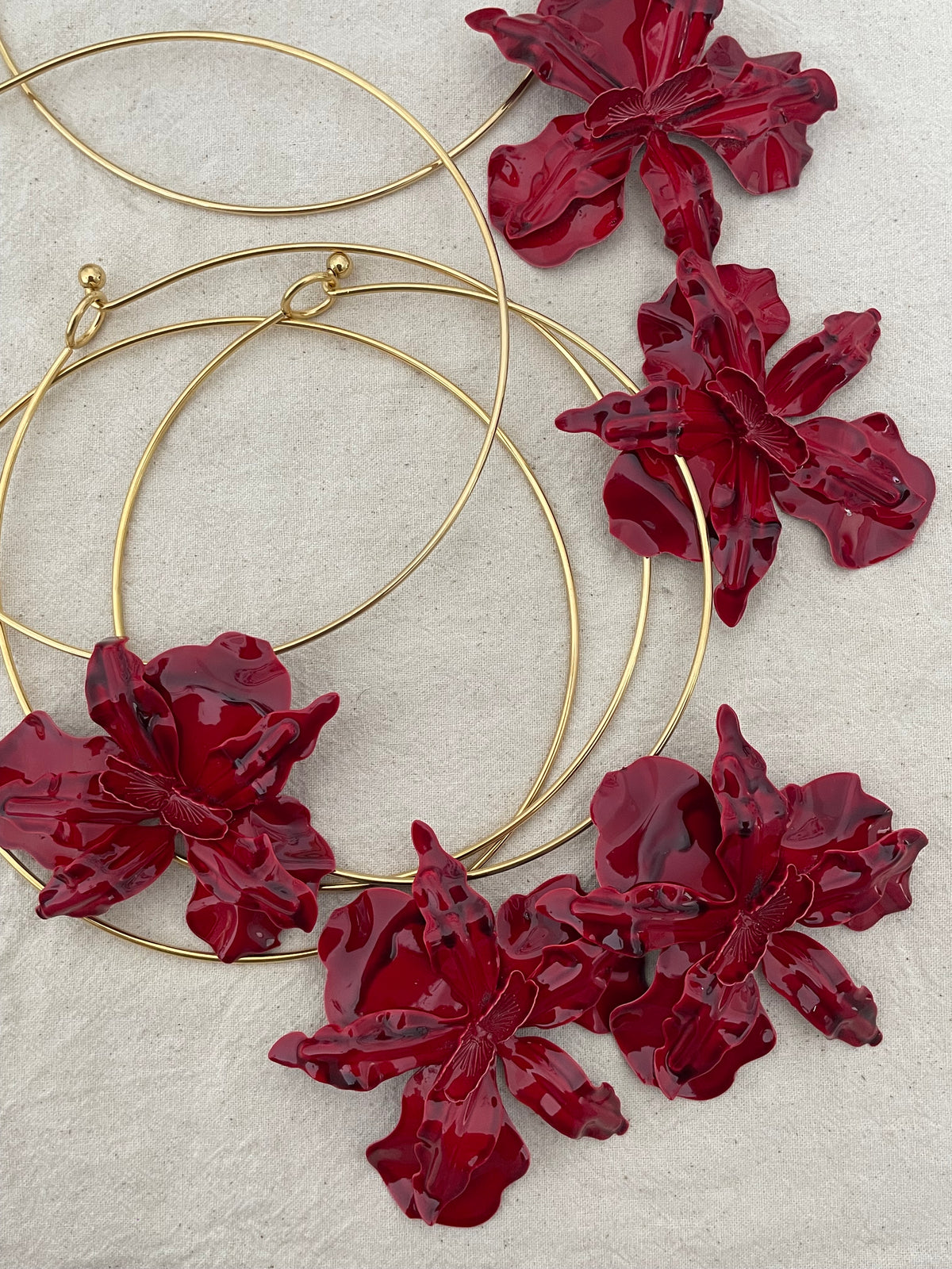 Collier jonc fleur rouge