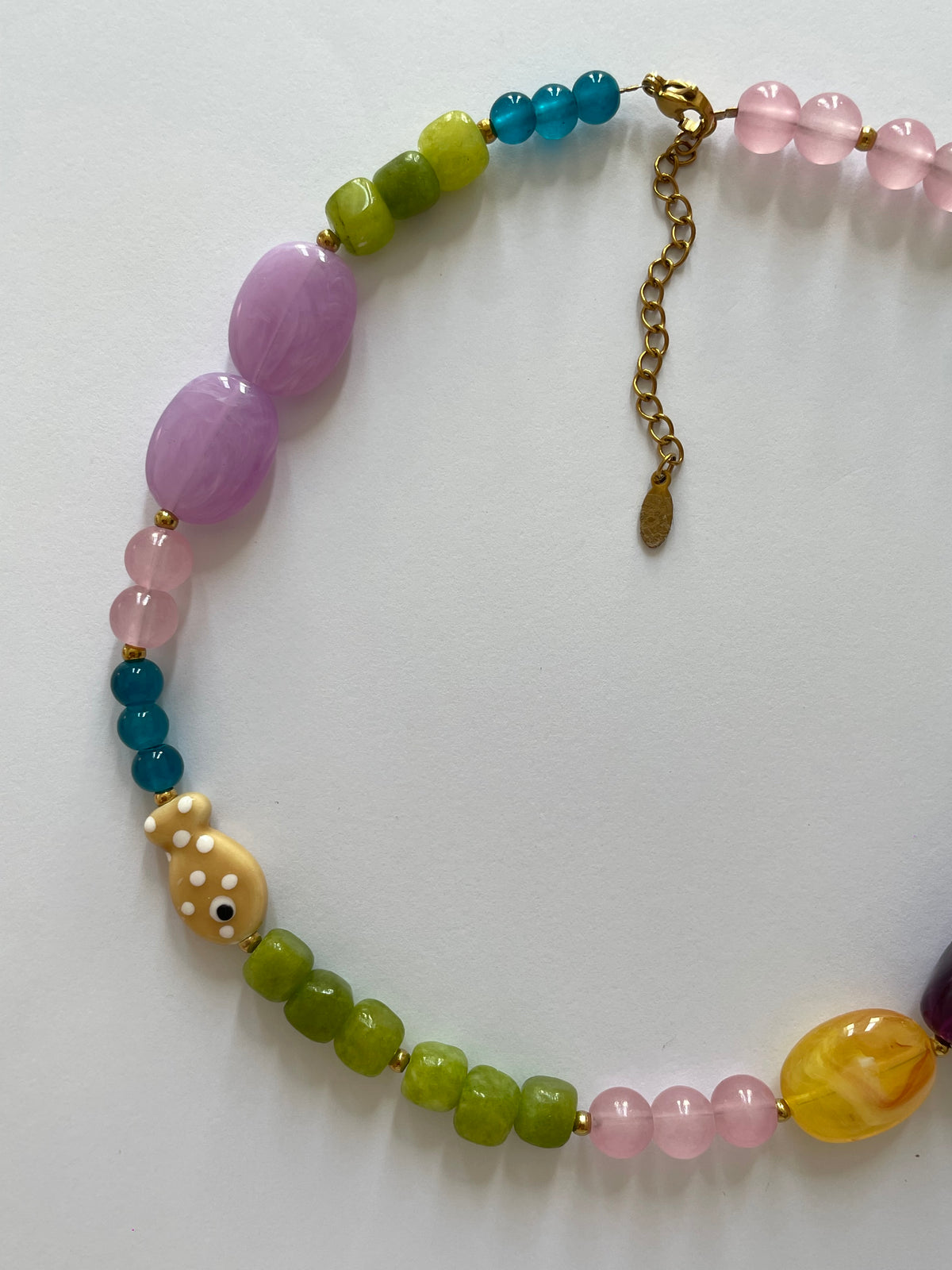 Collier de perles et poissons coloré