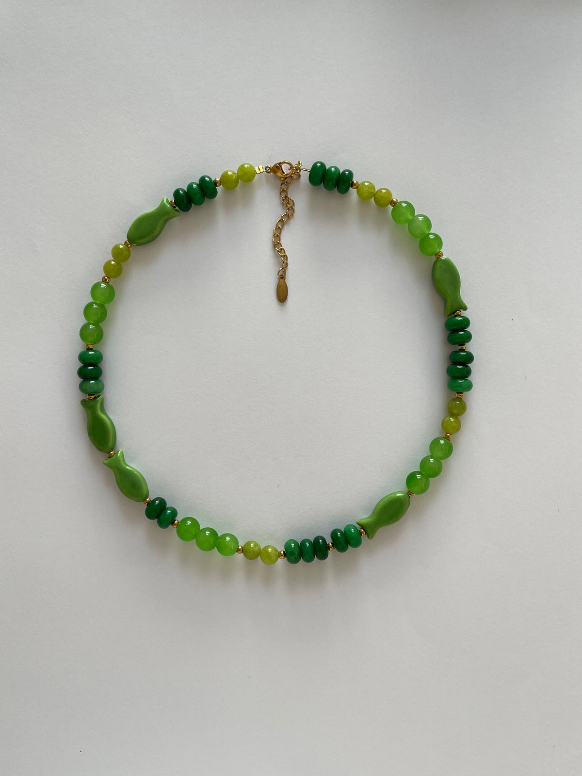 Collier perles et sardines