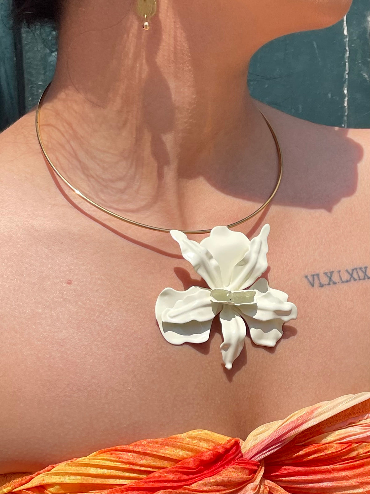 Collier jonc fleur blanche