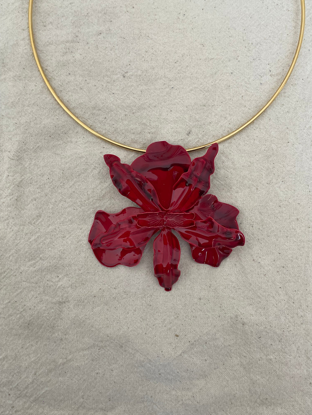 Collier jonc fleur rouge