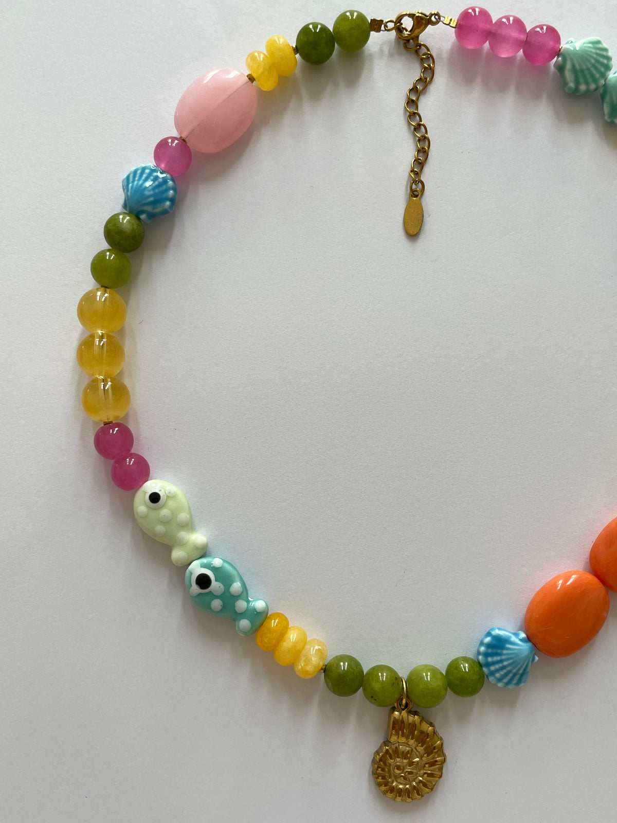 Collier coloré pendentif coquillage escargot doré