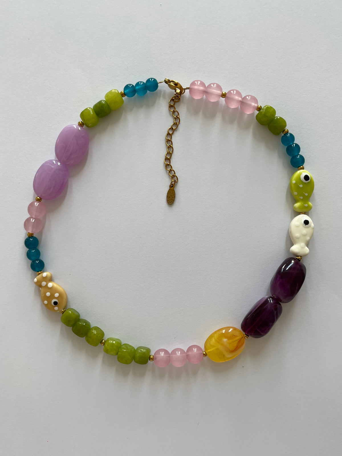 Collier de perles et poissons coloré