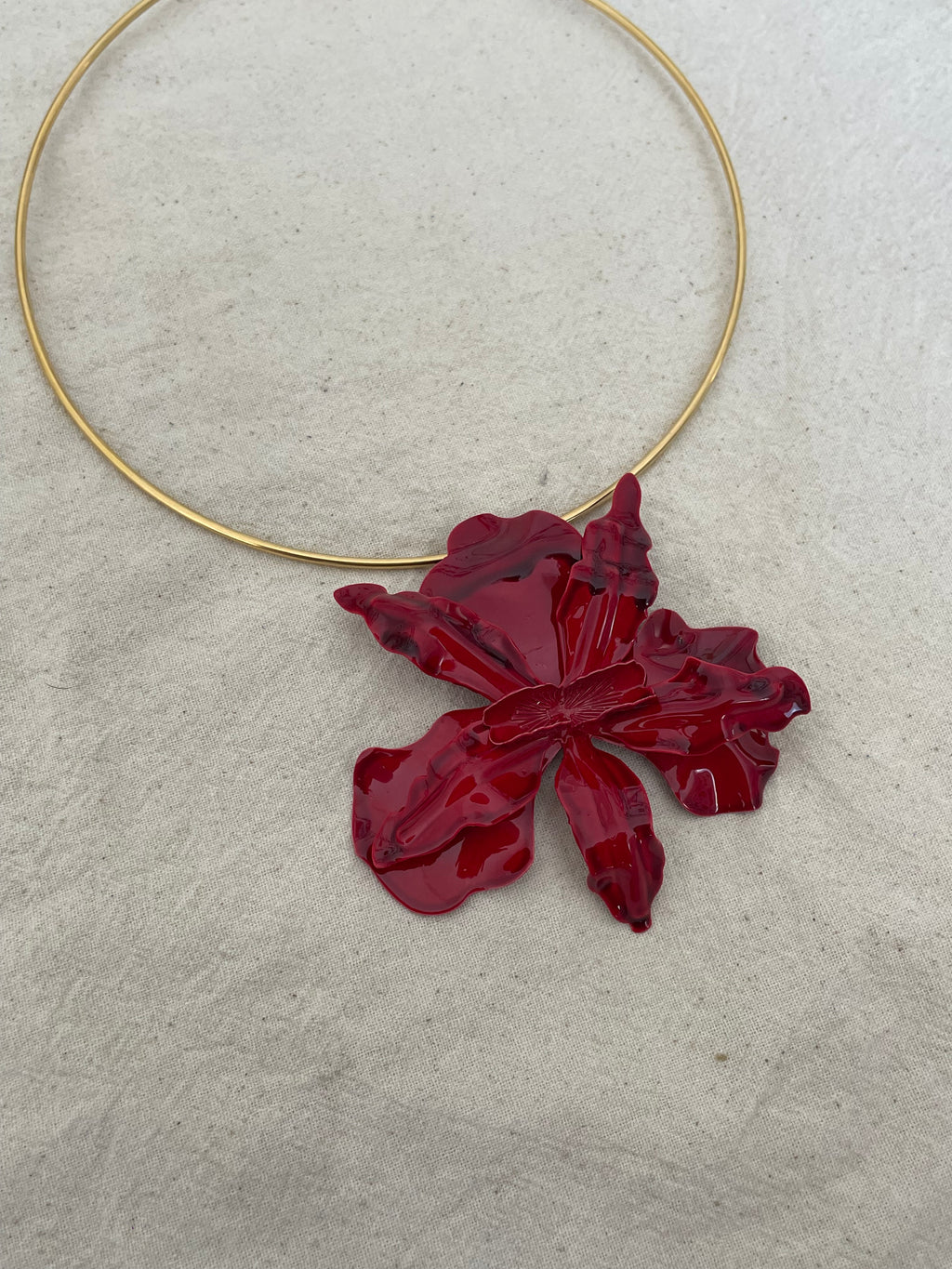 Collier jonc fleur rouge