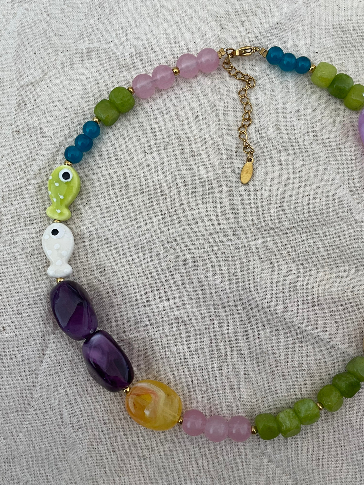 Collier de perles et poissons coloré
