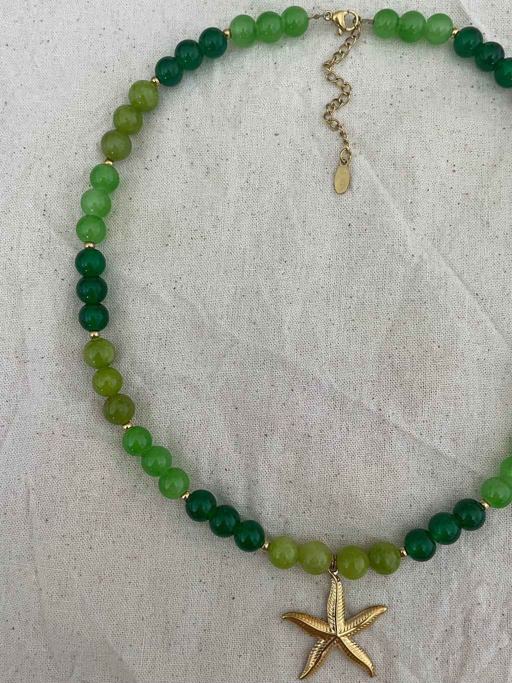 Collier vert pendentif étoile de mer dorée