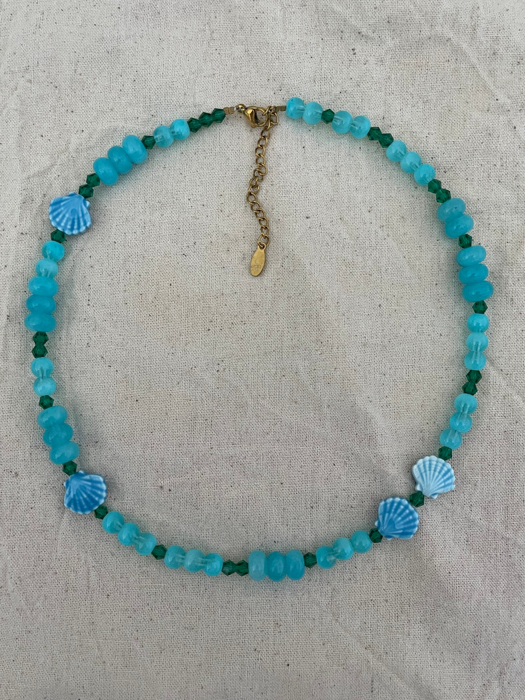 Collier bleu coquillages