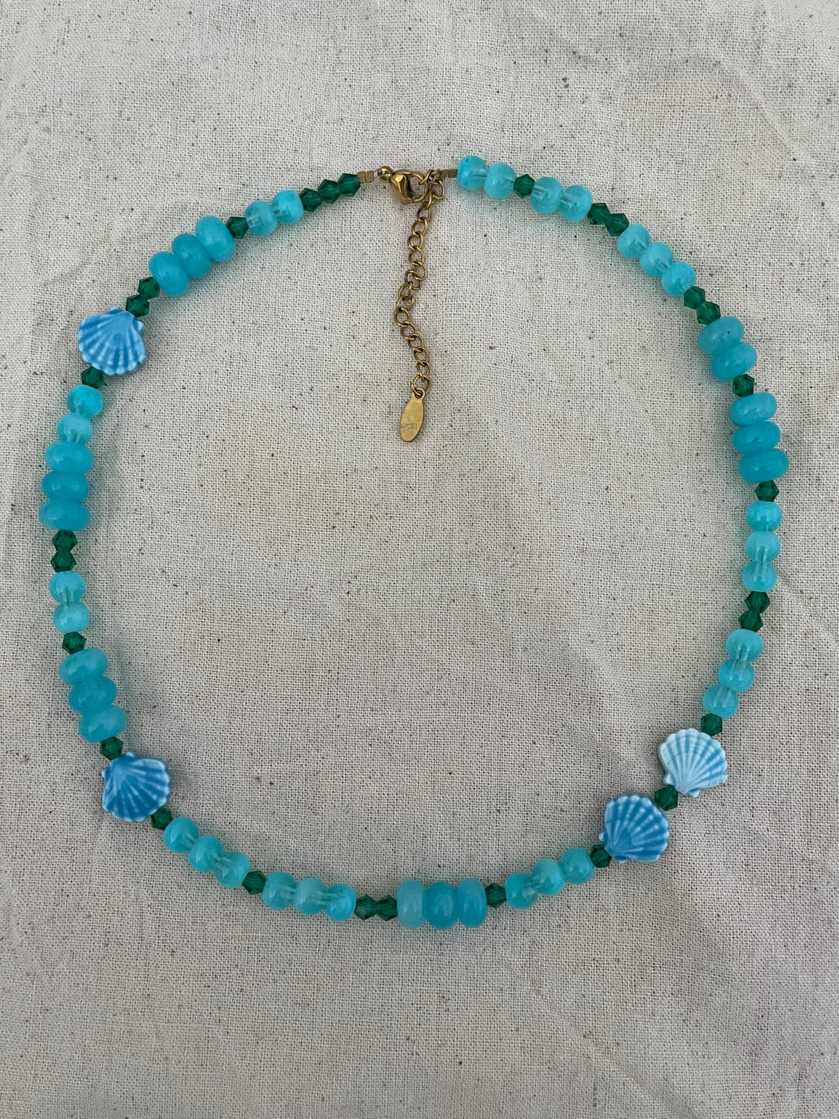 Collier bleu coquillages
