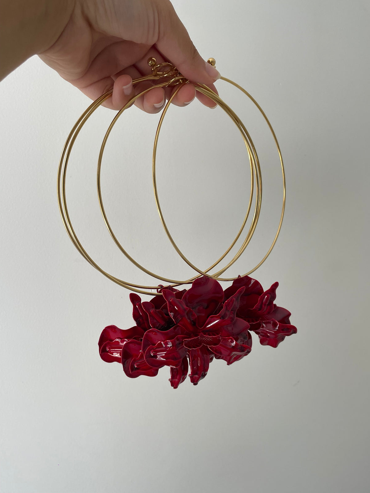 Collier jonc fleur rouge