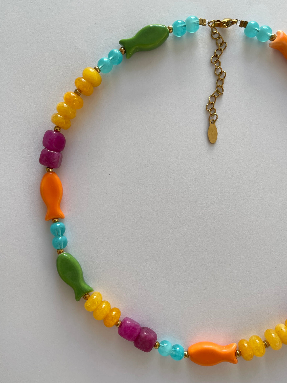 Collier perles et sardines