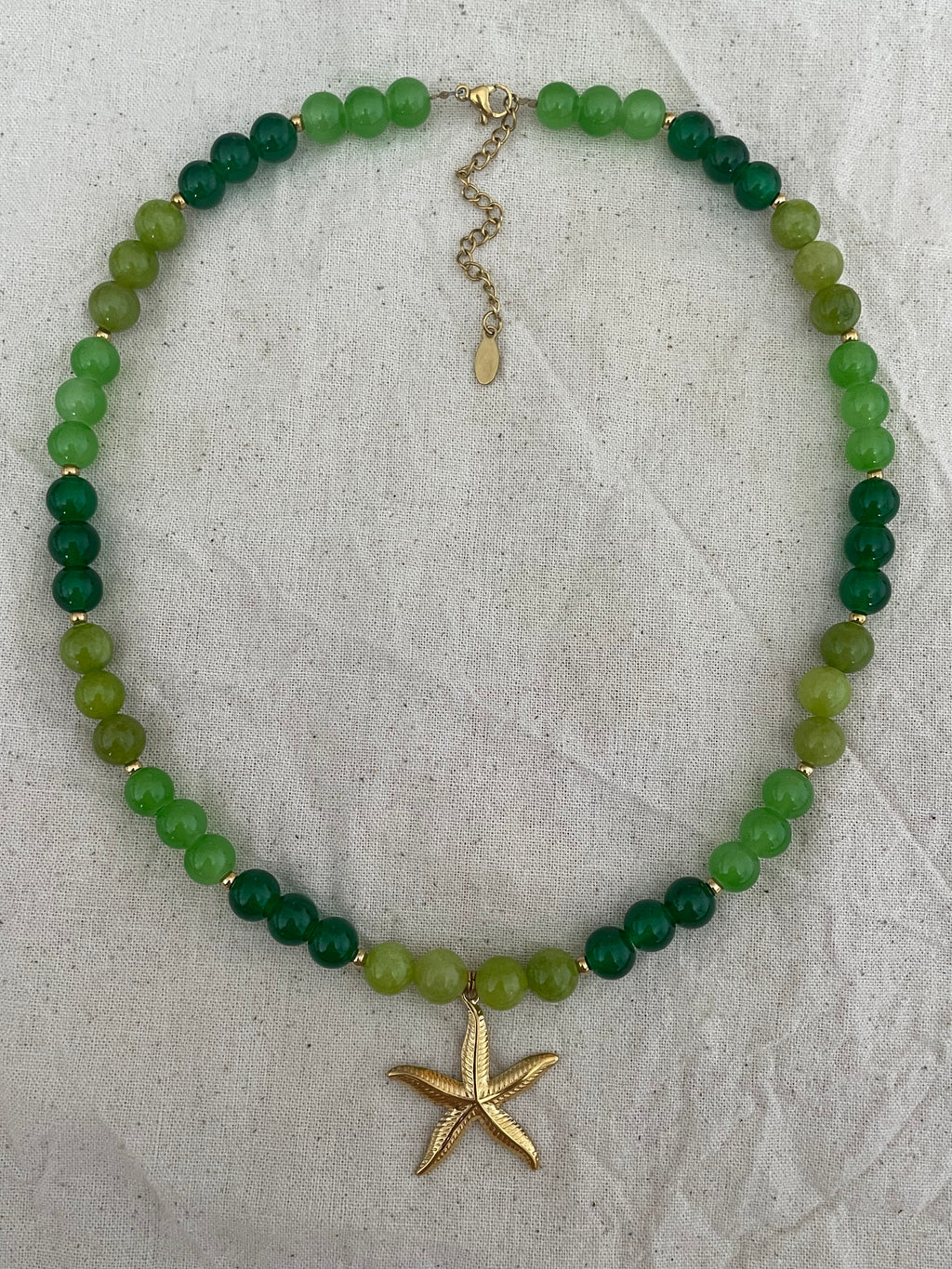 Collier vert pendentif étoile de mer dorée