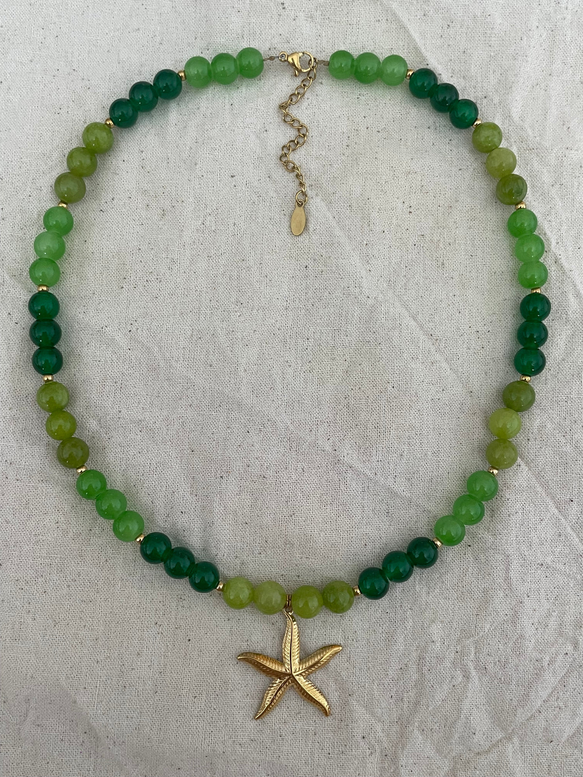 Collier vert pendentif étoile de mer dorée
