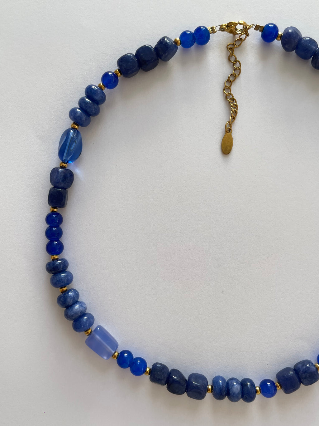 Collier bleu roi