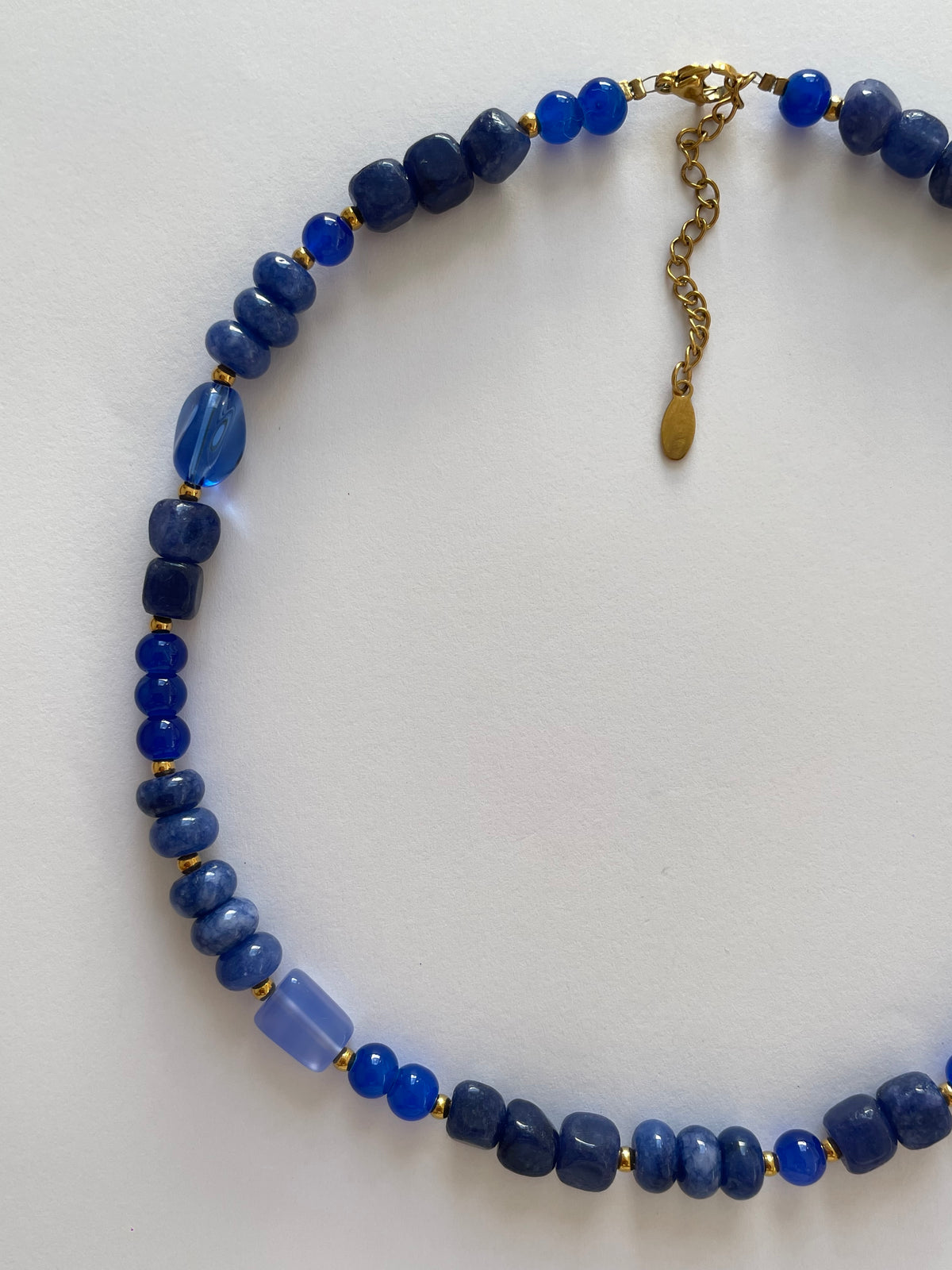 Collier bleu roi